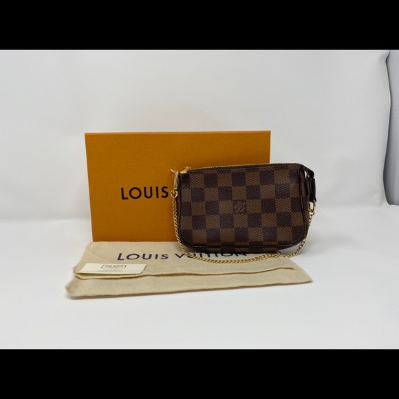 LV Mini Pochette! - Picture 3 of 7